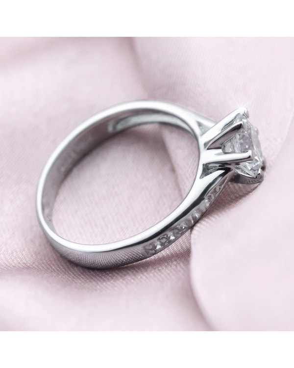 Bague Solitaire "Éclat d'Éternité"