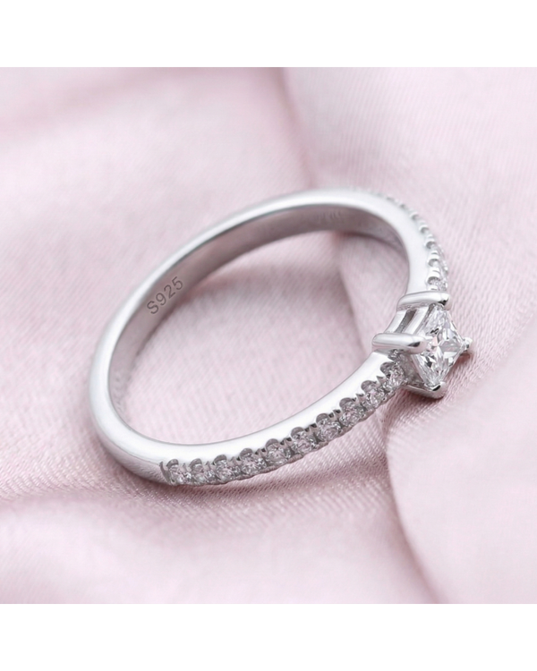 Bague "Poussière d'Étoiles" - Solitaire Carré Délicat