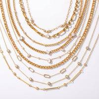 Collier chaîne fine dorée à petites pierres