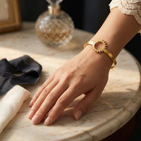 Bracelet jonc doré à fleur travaillée – photo 2