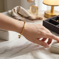 Bracelet manchette dorée à perles brillantes – photo 2