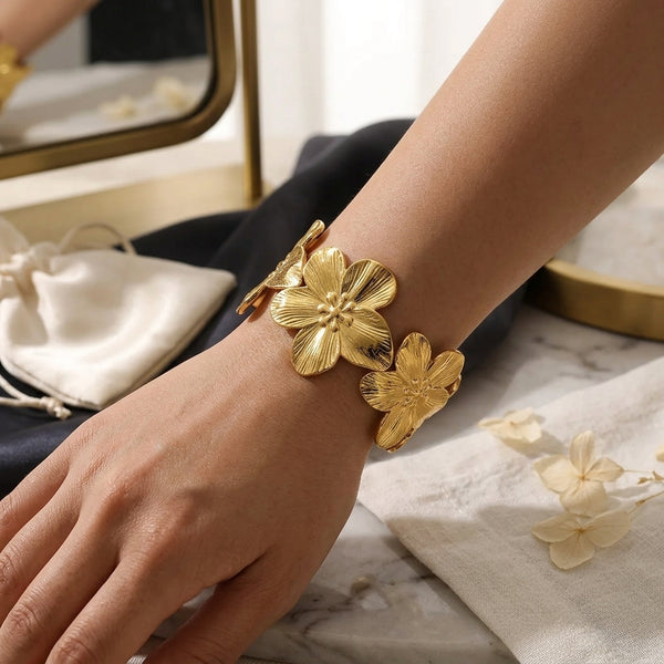 Bracelet manchette dorée fleurs en relief – photo 2